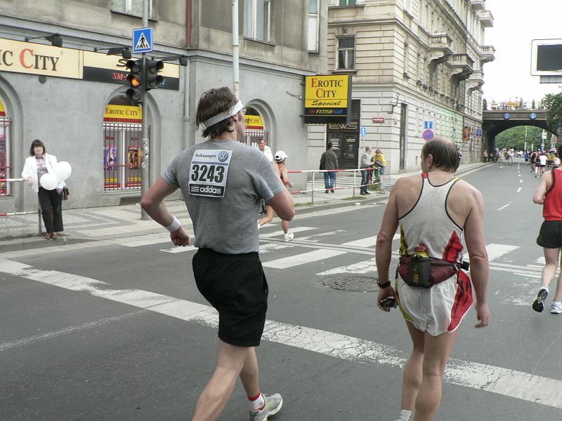 Maraton09 144.jpg - Na třicátém kilometru už únava některé přemáhala. Tento pán vypadal, že už nemůže doběhnout ani dalších 300 metrů. Na této fotce ani jeho soused nevypadal příliš čile..